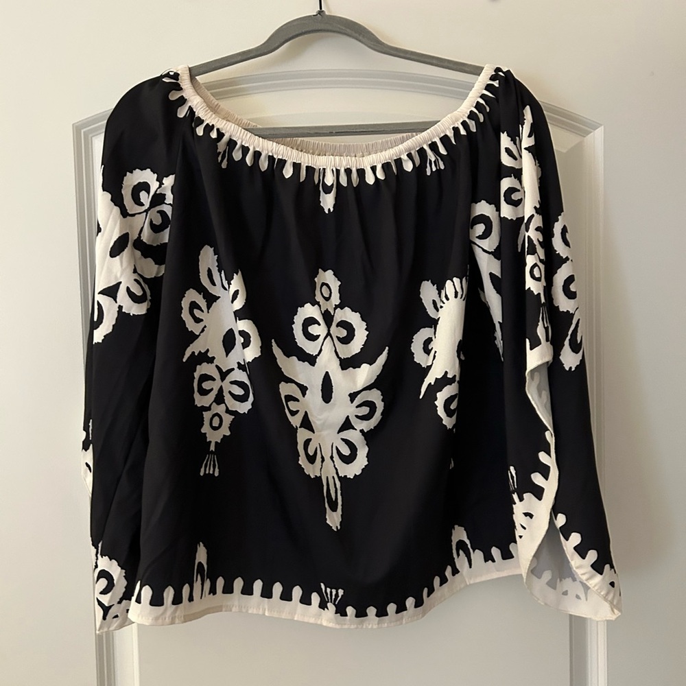 BREEZY SUMMER OFF-THE-SHOULDER BLACK AND WHITE TOP